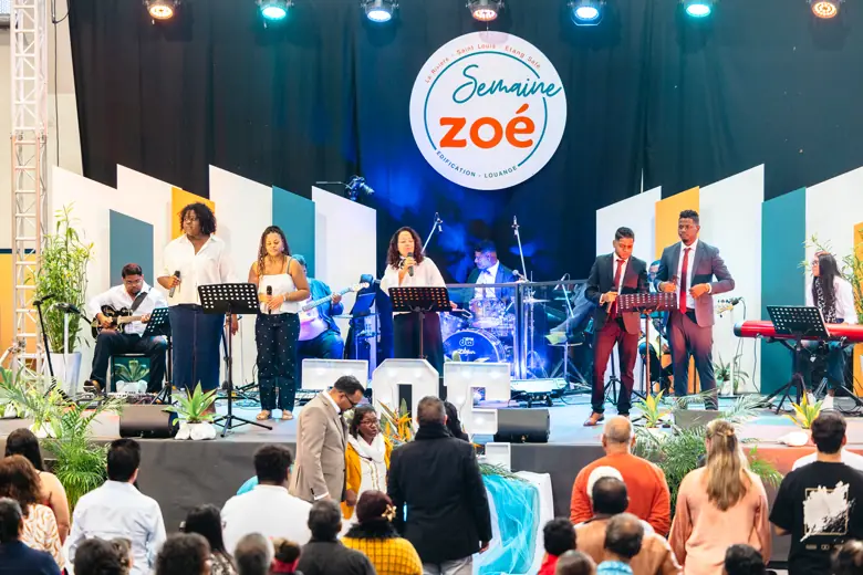 Temps de louange sur la scène Semaine Zoé