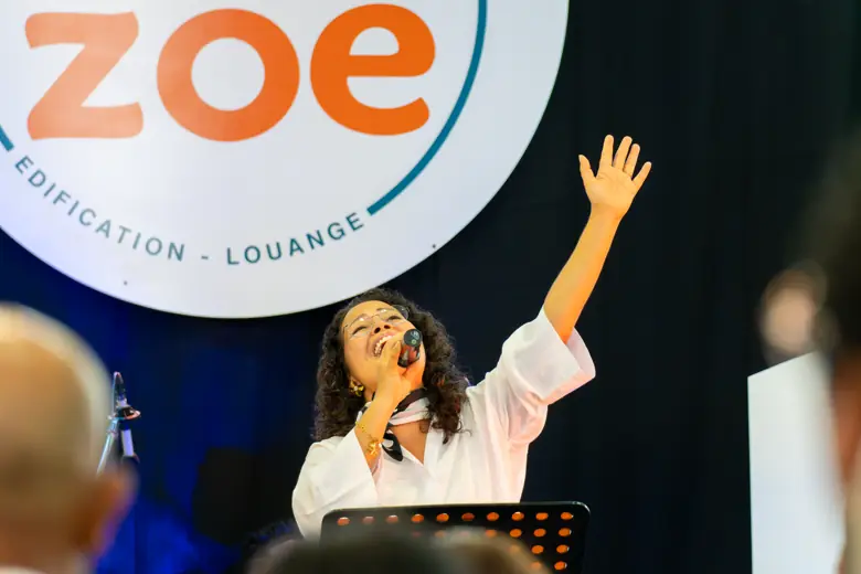 Chant de louange sous le logo Zoé