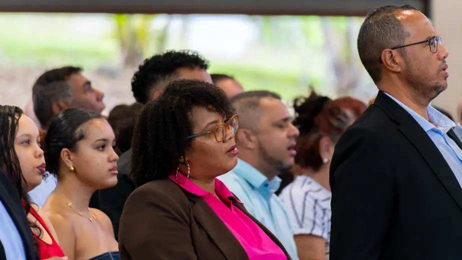L'assemblée attentive pendant l'enseignement
