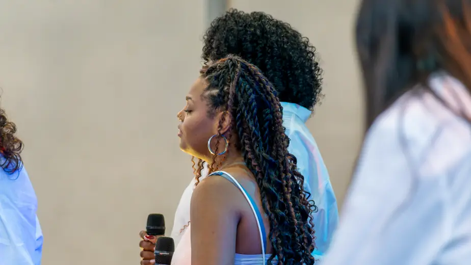 Une chanteuse pendant le temps de louange