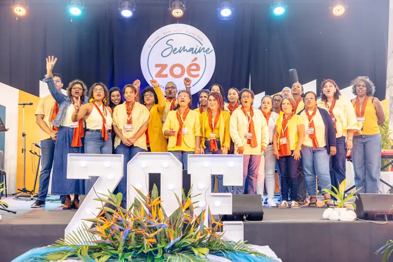 La chorale en tenue jaune sur scène