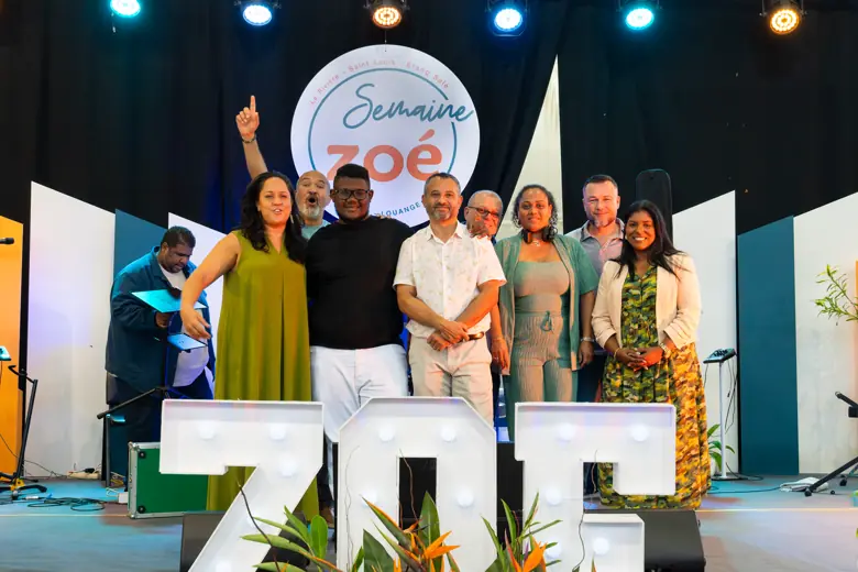 Photo de groupe devant les lettres ZOÉ