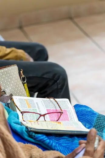 Une Bible ouverte pendant la prédication