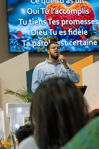 Un intervenant pendant la rencontre du soir