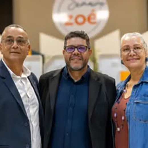 Trois participants après la rencontre